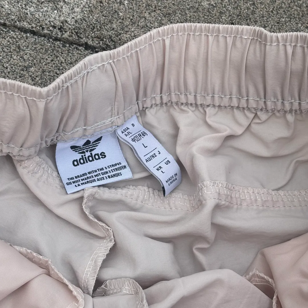 𝟬𝟱𝟰𝟰𝟵# Exclusive real shot/difference between various stolen pictures and online version on the market [Adidas joint model for men and women Same Style𝗔𝗱𝗶𝗱𝗮𝘀/Adidas clover 𝘅 𝗠𝗼𝗻𝗸𝗲𝘆 𝗞𝗶𝗻𝗴𝗱𝗼𝗺 Joint Series 𝗪𝗼𝘃𝗲𝗻 𝗦𝗵𝗼𝗿𝘁𝘀】 Embroidered 𝗟𝗼𝗴𝗼 Drawstring Lace-Up casual sports casual shorts ✅Full set of 1:1 customized accessories ➕Customized three-label ➕𝗬𝘂𝗮𝗻 version hang tag ➕𝗹𝗼𝗴𝗼 packaging bag🔥 ➕Scan the tag to enter the official website. ✅The top version, worn by many bloggers on Xiaohongshu ins. 💥Excellent woven fabric, smooth to the touch, quick-drying, perspiration-wicking, lightweight, breathable, anti-wrinkle, highly elastic and non-deformable, making the upper body super stylish and cool. Very comfortable in the hot summer! ✅Simple and atmospheric! Ordered from a major factory, the three standards are complete. Both the fabric and workmanship details are absolutely top-notch. The three-dimensional tailoring makes the upper body appear slimmer. In the hot and long summer, it is highly recommended that you have two, it is a must buy! Size: S.M, L, XL, Color: White